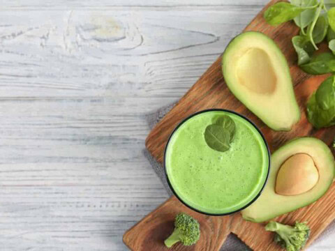 smoothie-detox-d-avocat-et-de-brocolis