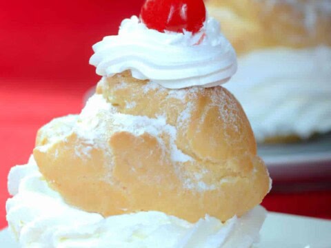 Délicieuse chou à la crème fouettée