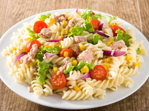 Salade de pâtes froide aux légumes et thon