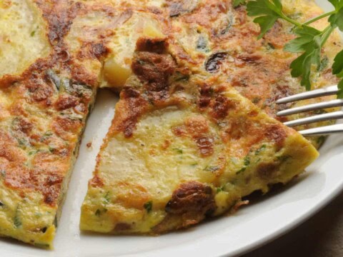 Omelette de pommes de terre et courgette