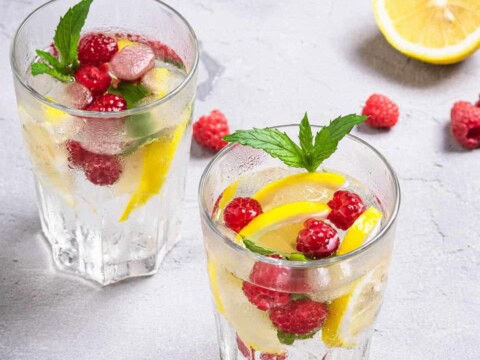Boisson rafraichissante au citron et framboises