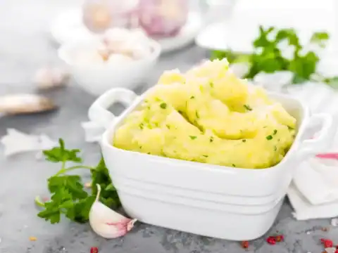 Purée de pommes de terre à l'ail et au persil au thermomix