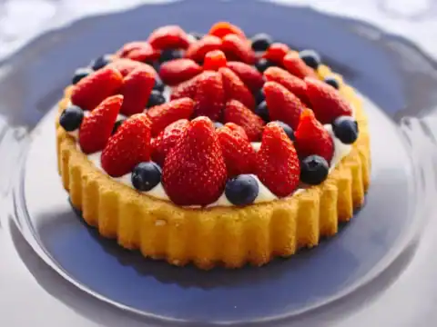 Tarte aux fruits rouges sur génoise
