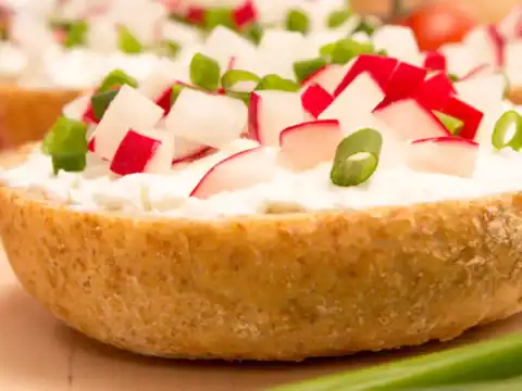 apéritif au fromage radis et oignon vert