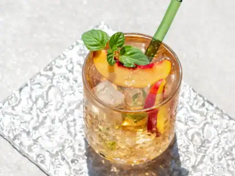 cocktail pêche menthe et glaçons