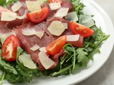 Salade bresaola au parmesan