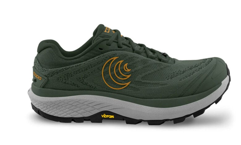Green running shoe with Nike logo and Vibram sole, designed for trail running and outdoor performance. Ideal for runners seeking durable and comfortable footwear for varied terrains.
