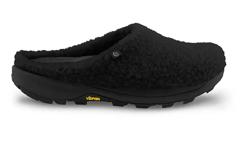 Black Topo Men's Revive slippers with fleece lining designed for indoor and outdoor comfort, featuring Vibram sole for durability and grip.