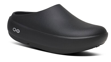 Black men's OOcloog Clog PLUS shoe with ergonomic design and slip-resistant sole, ideal for comfort and support during long hours of wear.