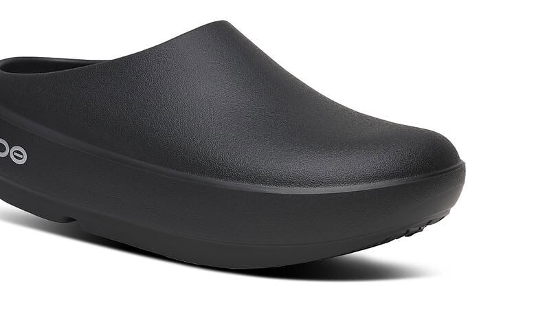 Black men's OOcloog Clog PLUS shoe with ergonomic design and slip-resistant sole, ideal for comfort and support during long hours of wear.