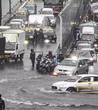 मुंबईत अनेक ठिकाणी मुसळधार पावसामुळे नुकसान