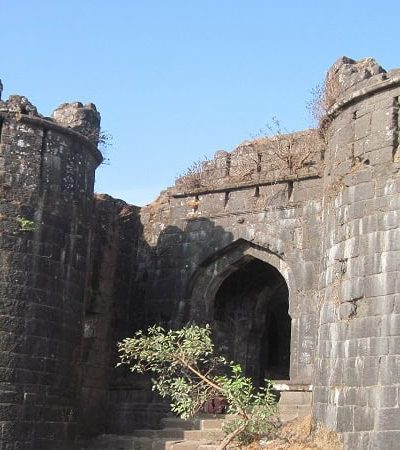 सिंहगड किल्ल्यावरील बेकायदा बांधकामांवर कारवाई पूर्ण