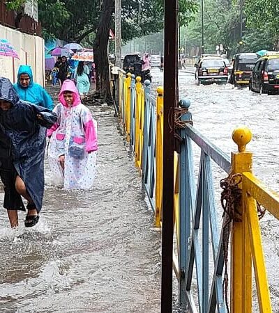 मुंबई व ठाण्यात मुसळधार पावसाची हजेरी