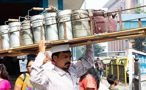 मुंबईच्या डबेवाल्यांकडून मासिक दरवाढ जाहीर        
