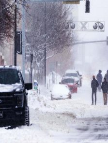 पूर्व अमेरिकेत भीषण हिमवृष्टी – गोठवणाऱ्या थंडीने जनजीवन विस्कळीत