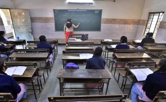 सरकारी शाळांच्या आर्थिक – शैक्षणिक व्यवहारांवर प्रत्यक्ष देखरेख