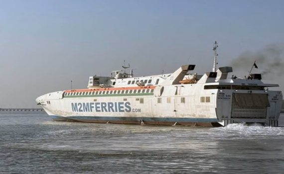 विजयदुर्ग बंदरात रो – रो फेरीबोटीला अपघात –  स्थगितीनंतर सेवेला पुन्हा सुरुवात