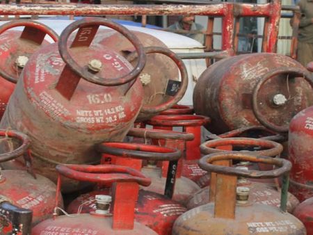 गॅस तुटवड्यामुळे अनेक मंदिरांमधील प्रसाद बंद होण्याची शक्यता