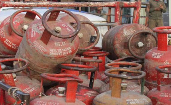 गॅस तुटवड्यामुळे अनेक मंदिरांमधील प्रसाद बंद होण्याची शक्यता