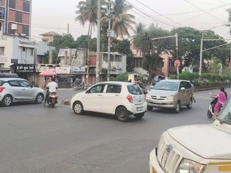 आकुर्डी चौकात वाहतुकीचा खोळंबा