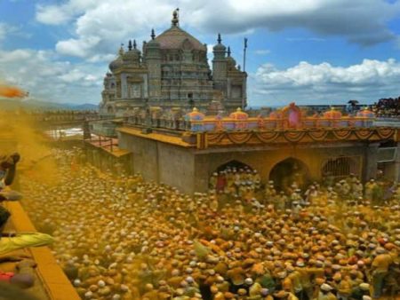 जेजुरी गडावर भाविकांची गर्दी