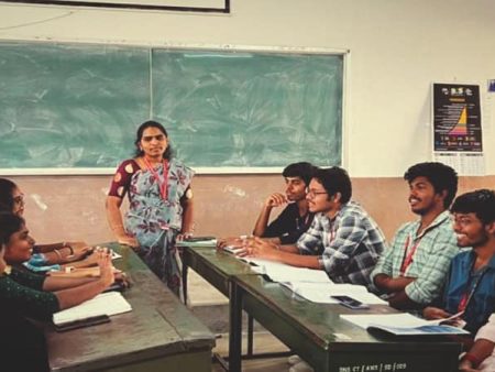 कंत्राटी प्राध्यापकांचे भविष्य धोक्यात