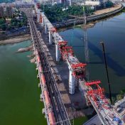 बुलेट ट्रेनसाठी साबरमतीवर उंच पुलाचे बांधकाम