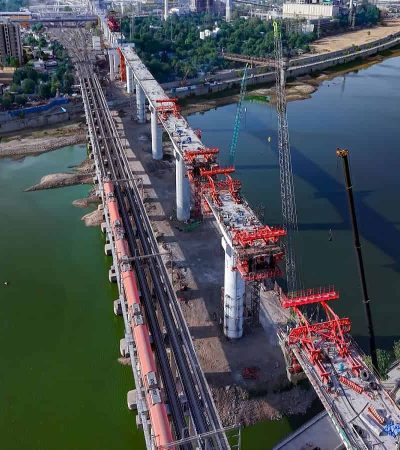 बुलेट ट्रेनसाठी साबरमतीवर उंच पुलाचे बांधकाम