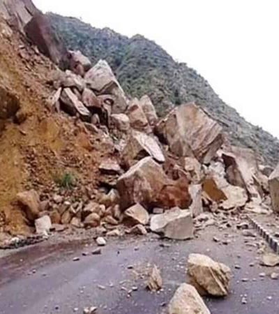 भूस्खलनामुळे जम्मू-श्रीनगर महामार्ग बंद