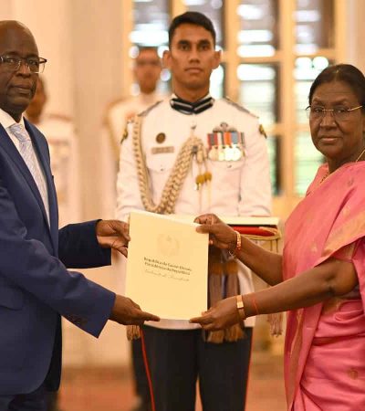 राष्ट्रपतींकडे चार देशांच्या प्रतिनिधींची ओळखपत्रे सादर