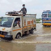 पश्चिम बंगालमध्ये पावसामुळे जनजीवन विस्कळीत