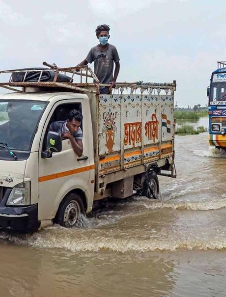 पश्चिम बंगालमध्ये पावसामुळे जनजीवन विस्कळीत