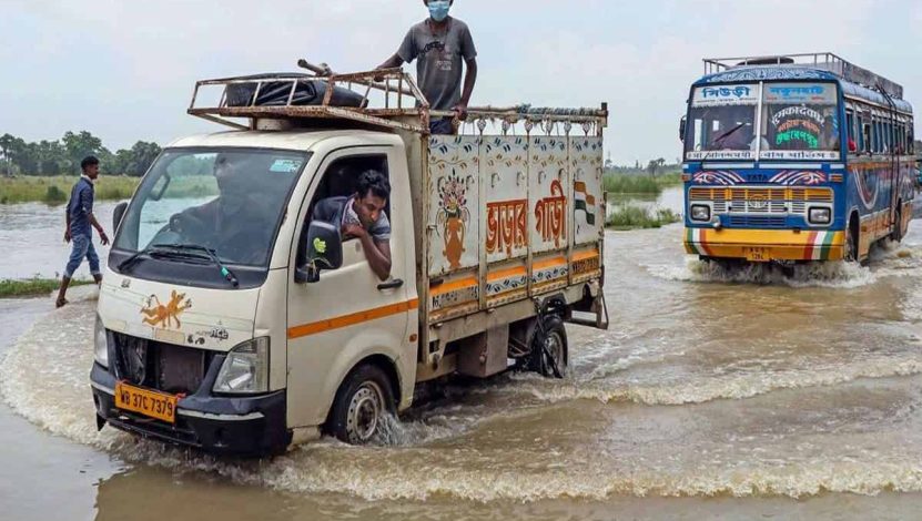 पश्चिम बंगालमध्ये पावसामुळे जनजीवन विस्कळीत