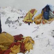 एव्हरेस्ट तळछावणीवर बर्फाचे प्रचंड वादळ