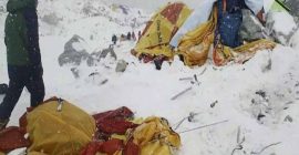 एव्हरेस्ट तळछावणीवर बर्फाचे प्रचंड वादळ