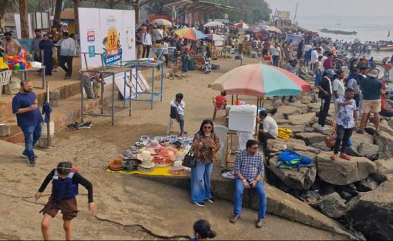 रायगडच्या समुद्रकिनाऱ्यांवर पर्यटकांची गर्दी