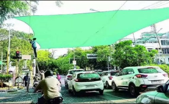 रस्त्यावरील सिग्नलवर पाण्याची फवारणी