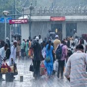 बंगळुरूत पावसामुळे जनजीवन विस्कळीत