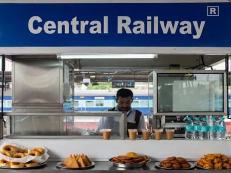 रेल्वे स्थानकातील खाद्यपदार्थ दरवाढ स्थगित