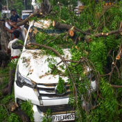 उत्तर प्रदेशात नैसर्गिक आपत्तीचा हाहाकार