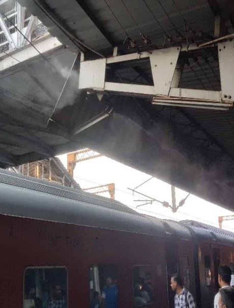 रेल्वे फलाटांवर पाण्याचे तुषार