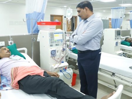 आयुक्तांनी डायलिसिस केंद्राची पाहणी केली 