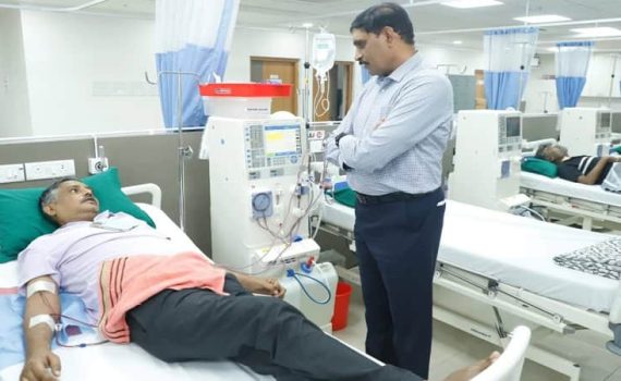आयुक्तांनी डायलिसिस केंद्राची पाहणी केली 