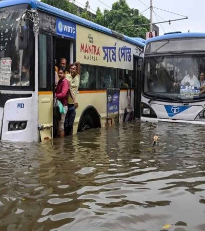 कोलकात्यात पावसाचा हाहाकार