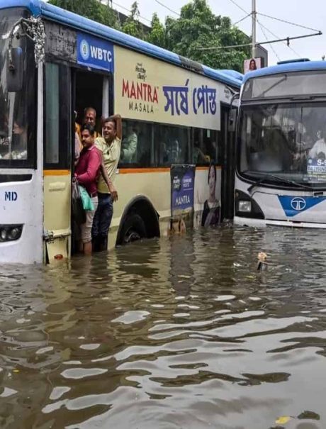 कोलकात्यात पावसाचा हाहाकार