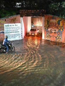 बंगळुरूमध्ये पावसामुळे जनजीवन विस्कळीत