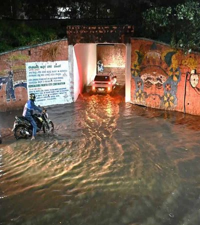 बंगळुरूमध्ये पावसामुळे जनजीवन विस्कळीत