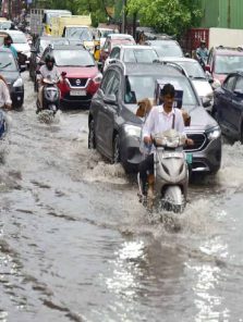 हैदराबादमध्ये पावसामुळे जनजीवन विस्कळीत
