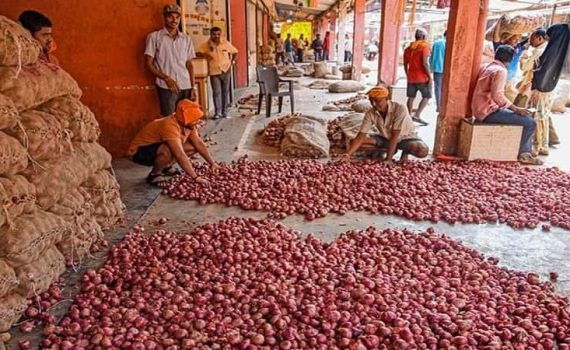 चाकण बाजारपेठेत कांदा महागला