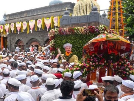 तुकोबांसाठी चांदीचा रथ